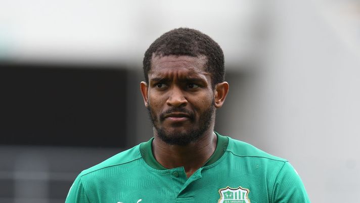 REGGIO NELL'EMILIA, ITALY - APRIL 03: Santos Da Silva Marlon of US Sassuolo looks on during the Serie A match between US Sassuolo and AS Roma at Mapei Stadium - Città del Tricolore on April 03, 2021 in Reggio nell'Emilia, Italy. Sporting stadiums around Italy remain under strict restrictions due to the Coronavirus Pandemic as Government social distancing laws prohibit fans inside venues resulting in games being played behind closed doors. (Photo by Alessandro Sabattini/Getty Images) Italians – Pastore a rischio maxi squalifica, Milik come Drogba, lo Shakhtar non autorizza Marlon ad andarsene- immagine 1