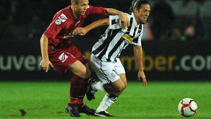TURIN, ITALY - SEPTEMBER 19:  Mauro German Camoranesi of Juventus FC is challenged by Santos Batista Mozart of AS Livorno during the Serie A match between Juventus FC and AS Livorno at Olimpico Stadium on September 19, 2009 in Turin, Italy.  (Photo by Valerio Pennicino/Getty Images) 
