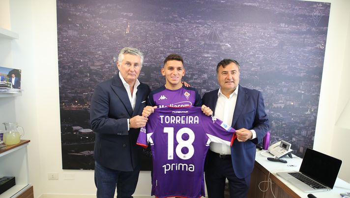 Firenze 25 Agosto 2021 firma contratto  Lucas Torreira 