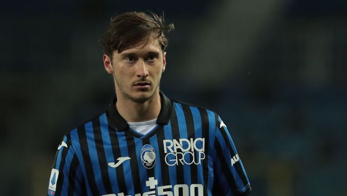 BERGAMO, ITALY - APRIL 25: Aleksej Miranchuk of Atalanta BC looks on during the Serie A match between Atalanta BC and Bologna FC at Gewiss Stadium on April 25, 2021 in Bergamo, Italy. Sporting stadiums around Italy remain under strict restrictions due to the Coronavirus Pandemic as Government social distancing laws prohibit fans inside venues resulting in games being played behind closed doors. (Photo by Emilio Andreoli/Getty Images) Miranchuk, la Gazzetta: “Cambia il suo futuro: la decisione presa dai dirigenti” - immagine 1