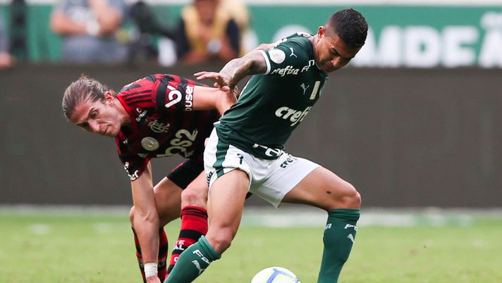 SAO PAULO, BRAZIL - DECEMBER 01: (L-R) Filipe Luis of Flamengo and Dudu of Palmeiras fight for the ball during the match for the Brasileirao Series A 2019 at Allianz Parque on December 01, 2019 in Sao Paulo, Brazil. (Photo by Alexandre Schneider/Getty Images) 