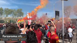 VIDEO – Delirio prima del derby: cori e fumogeni all’arrivo del pullman della Roma