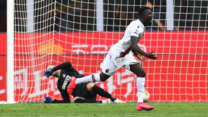 MILAN, ITALY - JULY 05: Musa Juwara of Bologna celebrates after scoring the firts goal during the Serie A match between FC Internazionale and  Bologna FC at Stadio Giuseppe Meazza on July 5, 2020 in Milan, Italy.  (Photo by Claudio Villa - Inter/Inter via Getty Images) 