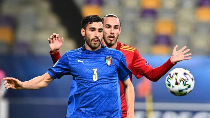 Italy's defender Gianluca Frabotta (L) fights for the ball against Spain's defender Oscar Mingueza during the 2021 UEFA European Under-21 Championship Group B football match between Spain and Italy at Ljudski Vrt Stadium in Maribor on March 27, 2021. (Photo by Joe Klamar / AFP) (Photo by JOE KLAMAR/AFP via Getty Images) Lecce, Sky: “Subito possibile addio per Frabotta: lo scenario. E spunta Pezzella” - immagine 1