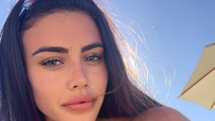 Lady Petagna, sole e mare a Ibiza. Michelle scalda i social col suo sexy décolleté  Lady Petagna, sole e mare a Ibiza. Michelle scalda i social col suo sexy décolleté