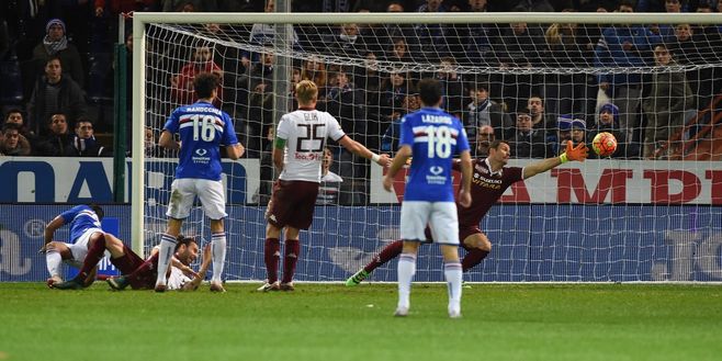 Glik osserva la palla calciata da Soriano finire in rete 