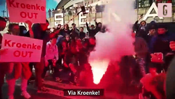VIDEO Arsenal, la protesta dei tifosi: “Kroenke OUT!”. Tutti contro il patron, le immagini