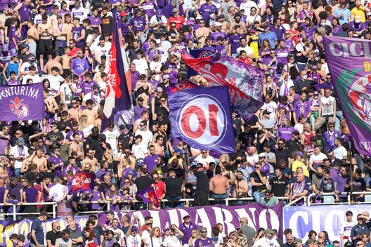 GERMOGLI PH: 16 APRILE 2022 FIRENZE STADIO ARTEMIO FRANCHI SERIE A FIORENTINA VS VENEZIA NELLA FOTO TIFOSI CURVA FIESOLE GERMOGLI PH: 16 APRILE 2022 FIRENZE STADIO ARTEMIO FRANCHI SERIE A FIORENTINA VS VENEZIA NELLA FOTO TIFOSI CURVA FIESOLE
