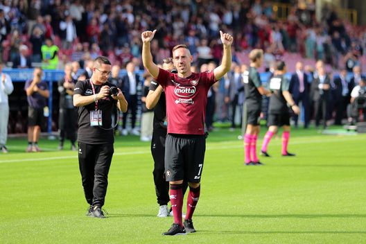 SALERNO, ITALY - OCTOBER 22: Franck Ribery says goodbye to football by greeting the fans on a lap round the pitch before the Serie A match between Salernitana and Spezia Calcio at Stadio Arechi on October 22, 2022 in Salerno, Italy. (Photo by Francesco Pecoraro/Getty Images) VIDEO – Ribery saluta e si commuove per l’omaggio da brividi dell’Arechi- immagine 2