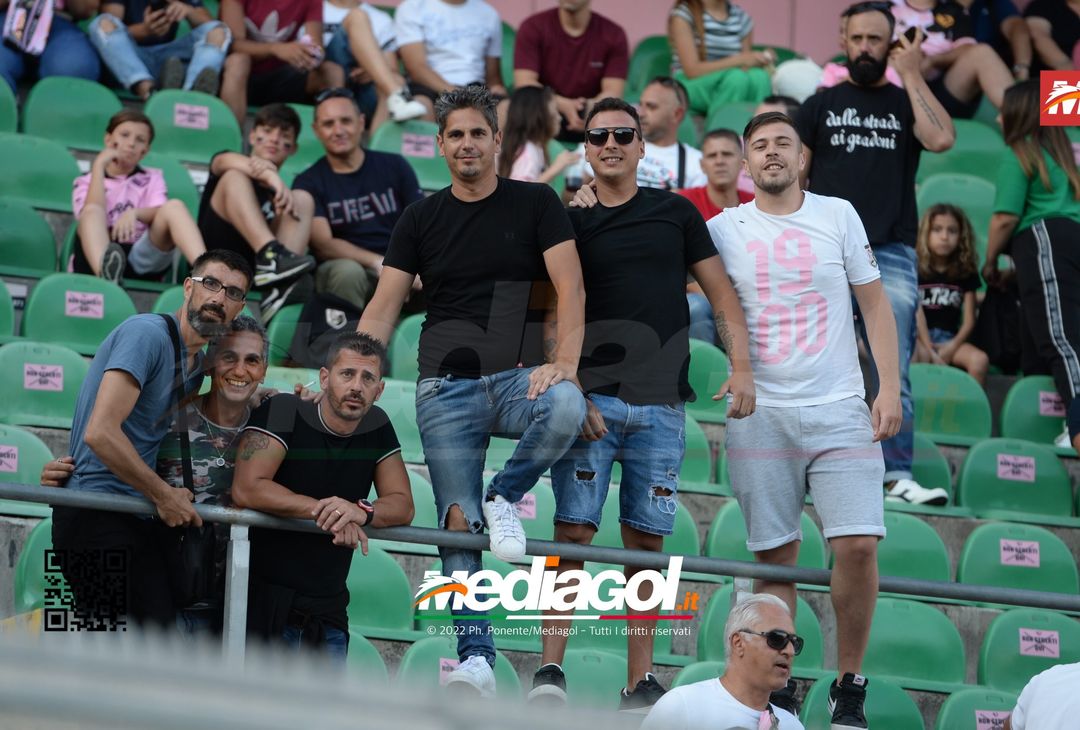 Fototifo, facce da Serie B. I tifosi allo stadio per Palermo-Padova 1-0 - immagine 88
