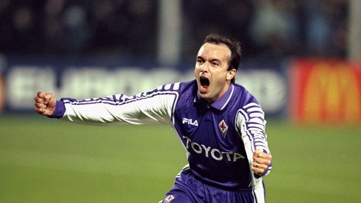 23 Nov 1999: Abel Balbo of Fiorentina celebrates his goal against Manchester United during the UEFA Champions League group B match at the Artemio Franchi Stadium in Florence, Italy. Fiorentina won 2-0. Mandatory Credit: Phil Cole /Allsport l’ex viola Balbo in panchina non va. L’Estudiantes lo esonera - immagine 1