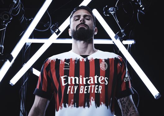 Olivier Giroud (attaccante AC Milan) modello per la nuova quarta maglia dei rossoneri per la stagione 2021-2022 | News (A.C. Milan/PUMA) Olivier Giroud (attaccante AC Milan) modello per la nuova quarta maglia dei rossoneri per la stagione 2021-2022 | News (A.C. Milan/PUMA)