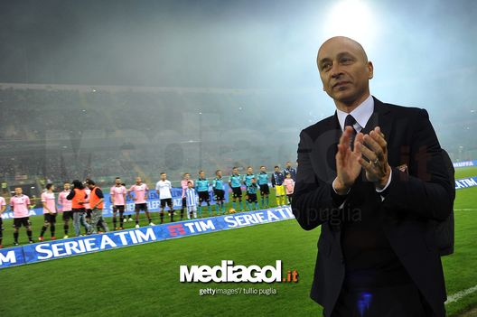 PALERMO, ITALY - DECEMBER 22:  Head coach Eugenio Corini of Palermo greets supporters during the Serie A match between US Citta di Palermo and Pescara Calcio at Stadio Renzo Barbera on December 22, 2016 in Palermo, Italy.  (Photo by Tullio M. Puglia/Getty Images) 
