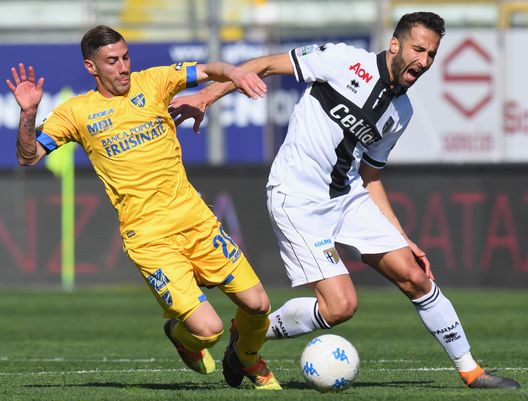 PARMA, ITALY - APRIL 07: Nicola Citro of Frosinone competes for the ball whit Valerio Di Cesare of Parma Calcio during the serie B match between Parma Calcio and Frosinone Calcio at Stadio Ennio Tardini on April 7, 2018 in Parma, Italy. (Photo by Alessandro Sabattini/Getty Images) PARMA, ITALY - APRIL 07: Nicola Citro of Frosinone competes for the ball whit Valerio Di Cesare of Parma Calcio during the serie B match between Parma Calcio and Frosinone Calcio at Stadio Ennio Tardini on April 7, 2018 in Parma, Italy. (Photo by Alessandro Sabattini/Getty Images)