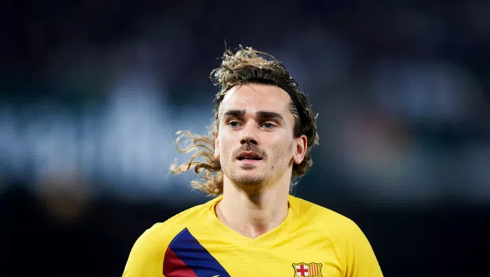 SEVILLE, SPAIN - FEBRUARY 09: Antoine Griezmann of FC Barcelona reacts during the Liga match between Real Betis Balompie and FC Barcelona at Estadio Benito Villamarin on February 09, 2020 in Seville, Spain. (Photo by Aitor Alcalde/Getty Images)