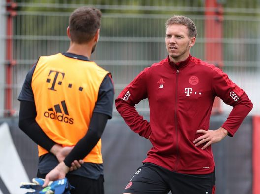 MUNICH, GERMANY - JULY 07: New team coach Julian Nagelsmann (R) of FC Bayern Muenchen talks to golkeeper Sven Ulreich during the first training session of the upcoming season 2021/2022 on July 07, 2021 in Munich, Germany. (Photo by Alexandra Beier/Getty Images) MUNICH, GERMANY - JULY 07: New team coach Julian Nagelsmann (R) of FC Bayern Muenchen talks to golkeeper Sven Ulreich during the first training session of the upcoming season 2021/2022 on July 07, 2021 in Munich, Germany. (Photo by Alexandra Beier/Getty Images)