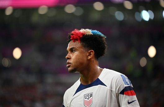 (Photo by Clive Mason/Getty Images) McKennie si asciuga le mani su un fotografo: tifosi contro l’americano “Un arrogante”- immagine 2