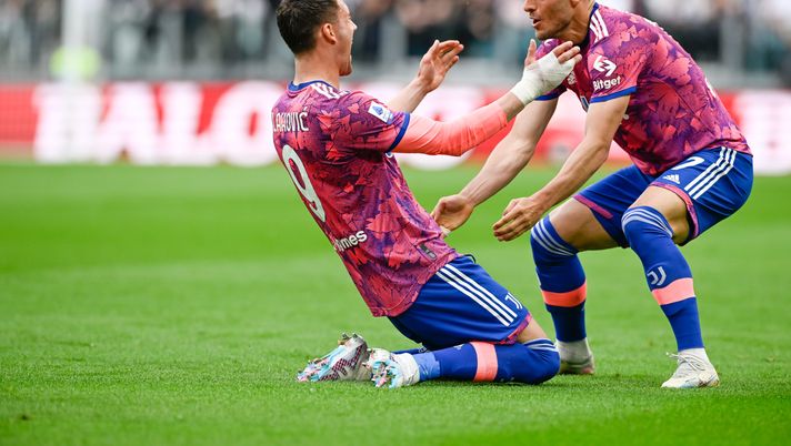 TURIN, ITALY - MAY 03: Dusan Vlahovic of Juventus celebrates after scoring his team's second goal with teammate Filip Kostic during the Serie A match between Juventus and US Lecce at Allianz Stadium on May 03, 2023 in Turin, Italy. (Photo by Daniele Badolato - Juventus FC/Juventus FC via Getty Images) Dusan Vlahovic e Filip Kostic