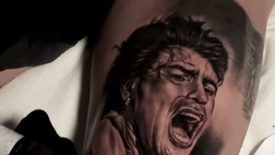 Napoli, Insigne si tatua volto di Maradona sulla gamba (video)
