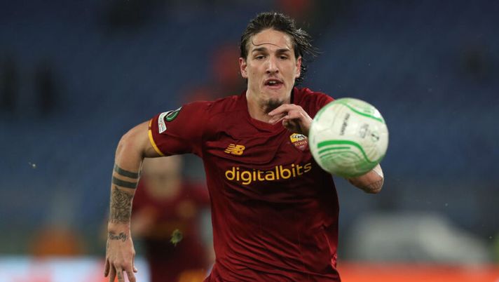 ROME, ITALY - NOVEMBER 25: Nicolo Zaniolo of AS Roma chases the ball during the UEFA Europa Conference League group C match between AS Roma and Zorya Lugansk at Stadio Olimpico on November 25, 2021 in Rome, Italy. (Photo by Paolo Bruno/Getty Images) Roma, decisa la formazione per la Samp: dalla difesa a Karsdorp e Zaniolo - immagine 1