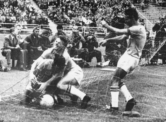 Brazilian football star Pele throws himself over the ball in the net after Brazil scored the single, winning goal of the World Cup quarteer final against Wales in Gothenburg, Sweden, 23rd June 1958. Brazil player Zagallo is at right. (Photo by Geoff Bruce/Central Press/Hulton Archive/Getty Images) La Conmebol pensa a un nuovo stemma per il Brasile: tre cuori e due stelle in onore di Pelé- immagine 2