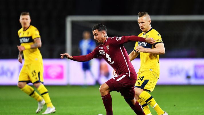 TURIN, ITALY - MAY 03: Armando Izzo of Torino FC runs with the ball whilst under pressure from Jasmin Kurtic of Parma Calcio 1913 during the Serie A match between Torino FC and Parma Calcio at Stadio Olimpico di Torino on May 03, 2021 in Turin, Italy. Sporting stadiums around Italy remain under strict restrictions due to the Coronavirus Pandemic as Government social distancing laws prohibit fans inside venues resulting in games being played behind closed doors. (Photo by Valerio Pennicino/Getty Images) TURIN, ITALY - MAY 03: Armando Izzo of Torino FC runs with the ball whilst under pressure from Jasmin Kurtic of Parma Calcio 1913 during the Serie A match between Torino FC and Parma Calcio at Stadio Olimpico di Torino on May 03, 2021 in Turin, Italy. Sporting stadiums around Italy remain under strict restrictions due to the Coronavirus Pandemic as Government social distancing laws prohibit fans inside venues resulting in games being played behind closed doors. (Photo by Valerio Pennicino/Getty Images)