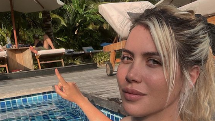 Wanda, décolleté da sogno. E poi indica Icardi come suo compagno di viaggio Wanda, décolleté da sogno. E poi indica Icardi come suo compagno di viaggio