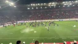Caos in Olympiacos-AEK, l’arbitro Massa colpito dai tifosi | VIDEO