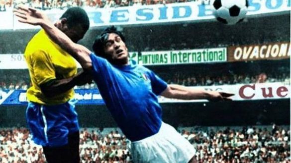 Tarcisio Burgnich e Pelé nella finale del Mondiale 1970 Tarcisio Burgnich e Pelé nella finale del Mondiale 1970