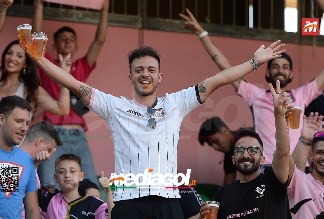 Fototifo, facce da Serie B. I tifosi allo stadio per Palermo-Padova 1-0 - immagine 43