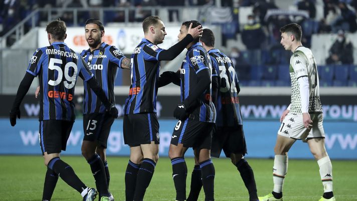 BERGAMO, ITALY - JANUARY 12: Luis Muriel (R) of Atalanta BC celebrates with Teun Koopmeiners (L) after scoring the his team's first goal during the Coppa Italia match between Atalanta BC and Venezia FC at Gewiss Stadium on January 12, 2022 in Bergamo, Italy. (Photo by Giuseppe Cottini/Getty Images) Atalanta-Venezia (getty images)