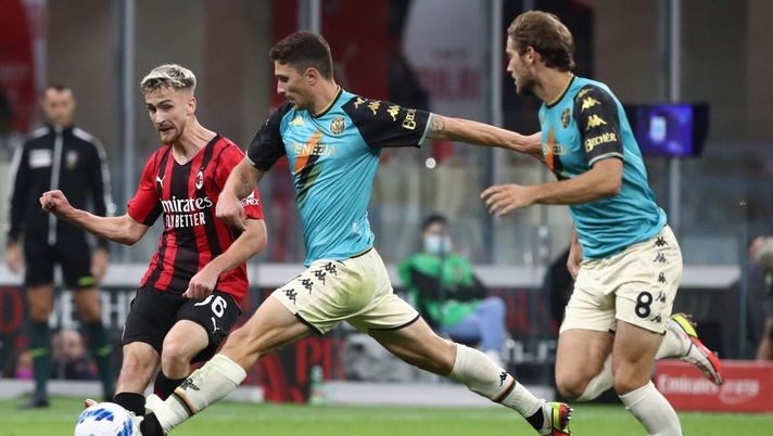 MILAN, ITALY - SEPTEMBER 22: Alexis Saelemaekers of AC Milan is challenged by Mattia Caldara of Venezia FC during the Serie A match between AC Milan and Venezia FC at Stadio Giuseppe Meazza on September 22, 2021 in Milan, Italy. (Photo by Marco Luzzani/Getty Images)