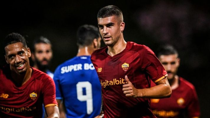 Roma's Italian defender Gianluca Mancini (R) celebrates after scoring a goal during a friendly football match between AS Roma and FC Porto at the Bela Vista stadium in Lagoa on July 28, 2021. (Photo by PATRICIA DE MELO MOREIRA / AFP) (Photo by PATRICIA DE MELO MOREIRA/AFP via Getty Images) Infortunio Mancini, Gazzetta: “Il club è preoccupato, Mourinho ora teme il peggio” - immagine 1