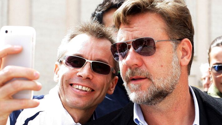 VATICAN CITY, VATICAN - MARCH 19: Actor Russell Crowe (R) poses for a picture with a fan during Pope Francis' weekly audience in St. Peter's Square on March 19, 2014 in Vatican City, Vatican. Pope Francis celebrated the Feast of St. Joseph by saying the saint is a model for all fathers and educators. (Photo by Franco Origlia/Getty Images) RUSSELL CROWE FRA ROMA E LAZIO