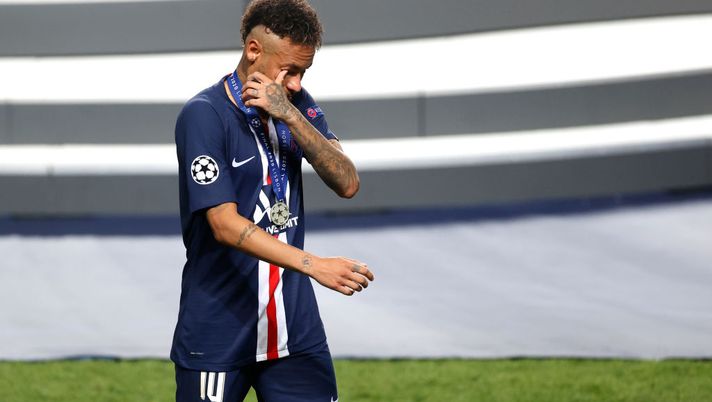 LISBON, PORTUGAL - AUGUST 23: Neymar of Paris Saint-Germain looks dejected following his team's defeat in the UEFA Champions League Final match between Paris Saint-Germain and Bayern Munich at Estadio do Sport Lisboa e Benfica on August 23, 2020 in Lisbon, Portugal. (Photo by Matt Childs/Pool via Getty Images) LISBON, PORTUGAL - AUGUST 23: Neymar of Paris Saint-Germain looks dejected following his team's defeat in the UEFA Champions League Final match between Paris Saint-Germain and Bayern Munich at Estadio do Sport Lisboa e Benfica on August 23, 2020 in Lisbon, Portugal. (Photo by Matt Childs/Pool via Getty Images)
