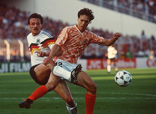 GERMANY - JUNE 21: FUSSBALL: EM 1988 LAENDERSPIEL GER - NED 21.06.88, Marco VAN BASTEN/NED, Juergen KOHLER/GER (Photo by Bongarts/Getty Images) Van Basten, 27 anni fa l’addio: “Ho sofferto troppo per il calcio. E non ne è valsa la pena”- immagine 2
