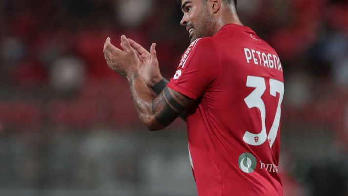 MONZA, ITALY - AUGUST 13: Andrea Petagna of AC Monza applaudes during the Serie A match between AC Monza and Torino FC at Stadio Brianteo on August 13, 2022 in Monza, Italy. (Photo by Emilio Andreoli/Getty Images) Sette risposte sugli infortunati: Traorè, Petagna, Lazzari, Umtiti, Djimsiti, Baldanzi, Destro…- immagine 1