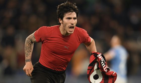 L'esultanza di Sandro Tonali (centrocampista AC Milan) per il suo gol in Lazio-Milan 1-2 (Serie A 2021-2022) | News (Getty Images) L'esultanza di Sandro Tonali (centrocampista AC Milan) per il suo gol in Lazio-Milan 1-2 (Serie A 2021-2022) | News (Getty Images)