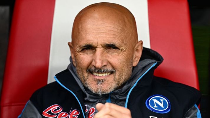 Napoli's Italian coach Luciano Spalletti looks on prior to the Italian Serie A football match between Monza and Napoli on May 14, 2023 at the Brianteo stadium in Monza. (Photo by GABRIEL BOUYS / AFP) (Photo by GABRIEL BOUYS/AFP via Getty Images)  Spalletti: “Kim? Spero che resti! Osimhen sarà forte ovunque, su Di Lorenzo out e Kvara…” - immagine 1