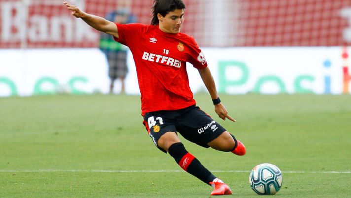 MALLORCA, SPAIN - JULY 09: Luka Romero of RCD Mallorca in action during the warm up prior to the Liga match between RCD Mallorca and Levante UD at Iberostar Estadi on July 09, 2020 in Mallorca, Spain. Football Stadiums around Europe remain empty due to the Coronavirus Pandemic as Government social distancing laws prohibit fans inside venues resulting in all fixtures being played behind closed doors. (Photo by Isaac Buj/Getty Images) Sky: “Nuovo acquisto per la Lazio: domani le visite mediche del talento Romero” - immagine 1