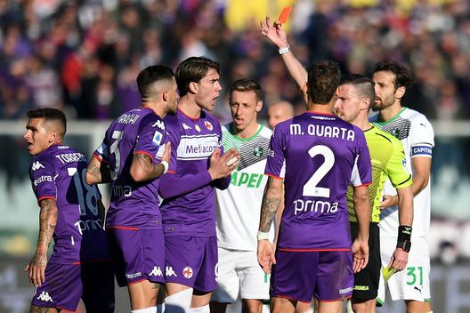 FLORENCE, ITALY - DECEMBER 19:Referee Marco Serra shows the red card to Cristiano Biraghi of ACF Fiorentina during the Serie A match between ACF Fiorentina and US Sassuolo at Stadio Artemio Franchi on December 19, 2021 in Florence, Italy. (Photo by Alessandro Sabattini/Getty Images) FLORENCE, ITALY - DECEMBER 19:Referee Marco Serra shows the red card to Cristiano Biraghi of ACF Fiorentina during the Serie A match between ACF Fiorentina and US Sassuolo at Stadio Artemio Franchi on December 19, 2021 in Florence, Italy. (Photo by Alessandro Sabattini/Getty Images)