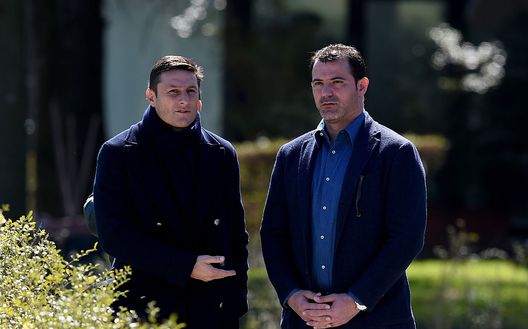 COMO, ITALY - MARCH 18: Vice President of FC Javier Zanetti (L) and First Club Manager Dejan Stankovic chat during the FC Internazionale training session at the (Photo by Claudio Villa - Inter/FC Internazionale via Getty Images) COMO, ITALY - MARCH 18: Vice President of FC Javier Zanetti (L) and First Club Manager Dejan Stankovic chat during the FC Internazionale training session at the (Photo by Claudio Villa - Inter/FC Internazionale via Getty Images)