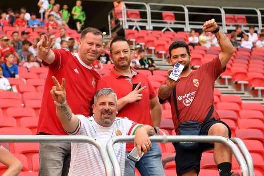 BUDAPEST, HUNGARY - JUNE 04: Hungary fans show their support prior to the UEFA Nations League League A Group 3 match between Hungary and England at Puskas Arena on June 04, 2022 in Budapest, Hungary. (Photo by Michael Regan/Getty Images) Ungheria, fischi ai giocatori inglesi inginocchiati. Southgate: “I bambini influenzati dagli adulti”- immagine 2