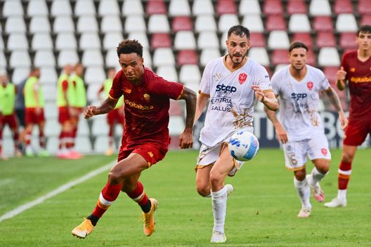 Guido Gomez nel 2021 con la maglia della Triestina contro la Roma in amichevole (Photo by Luciano Rossi/AS Roma via Getty Images) Crotone, Guido Gomez: “Il derby è già nell’aria”- immagine 2