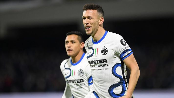 SALERNO, ITALY - DECEMBER 17: Ivan Perisic of FC Internazionale celebrates after scoring the 0-1 goal during the Serie A match between US Salernitana and FC Internazionale at Stadio Arechi on December 17, 2021 in Salerno, Italy. (Photo by Francesco Pecoraro/Getty Images) Perisic in riflessione con gli agenti: i 5 milioni dell’Inter e un sogno da anni che lo tenta… - immagine 1