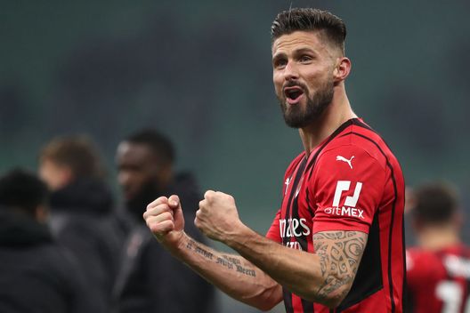 MILAN, ITALY - FEBRUARY 05: Olivier Giroud of AC Milan celebrates their side's victory after the Serie A match between FC Internazionale and AC Milan at Stadio Giuseppe Meazza on February 05, 2022 in Milan, Italy. (Photo by Marco Luzzani/Getty Images) Quando Evra difese Giroud: “Se si chiamasse Giroudinho la gente lo apprezzerebbe…” - immagine 1