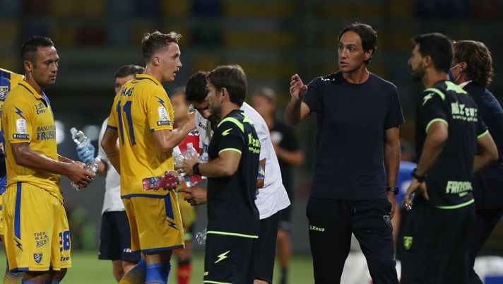 FROSINONE, ITALY - JULY 24: Frosinone Calcio head coach Alessandro Nesta speaks with his players during the Serie B match between Frosinone Calcio and Benevento Calcio at Stadio Benito Stirpe on July 24, 2020 in Frosinone, Italy. (Photo by Paolo Bruno/Getty Images for Lega Serie B) FROSINONE, ITALY - JULY 24: Frosinone Calcio head coach Alessandro Nesta speaks with his players during the Serie B match between Frosinone Calcio and Benevento Calcio at Stadio Benito Stirpe on July 24, 2020 in Frosinone, Italy. (Photo by Paolo Bruno/Getty Images for Lega Serie B)