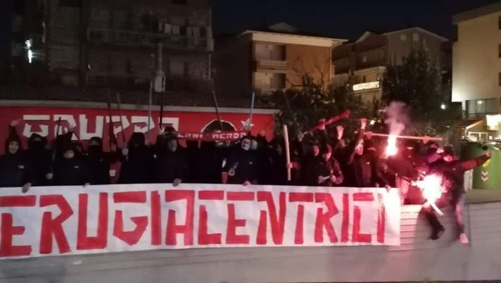 Fa entrare abusivamente 150 tifosi al derby umbro: danno alla sicurezza, Daspo di 6 anni Fa entrare abusivamente 150 tifosi al derby umbro: danno alla sicurezza, Daspo di 6 anni - immagine 1