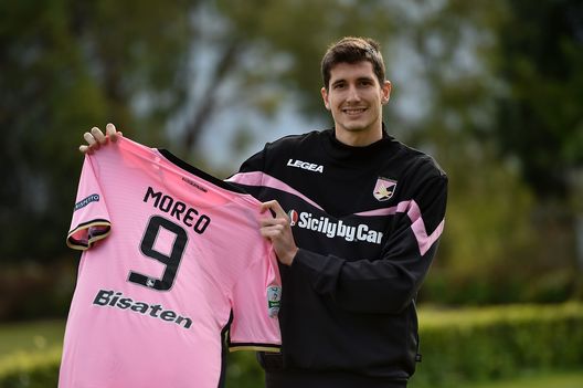 PALERMO, ITALY - JANUARY 15: Stefano Moreo poses during his presentation as new player of US Citta' di Palermo at Carmelo Onorato training center on January 15, 2018 in Palermo, Italy. (Photo by Tullio M. Puglia/Getty Images) Brescia-Palermo, da Lancini e Mateju a Toni e Caracciolo: la formazione dei doppi ex- immagine 5