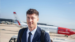 GALLERY L’arrivo dei calciatori del Barcellona a Capodichino: “Ciao Napoli!”